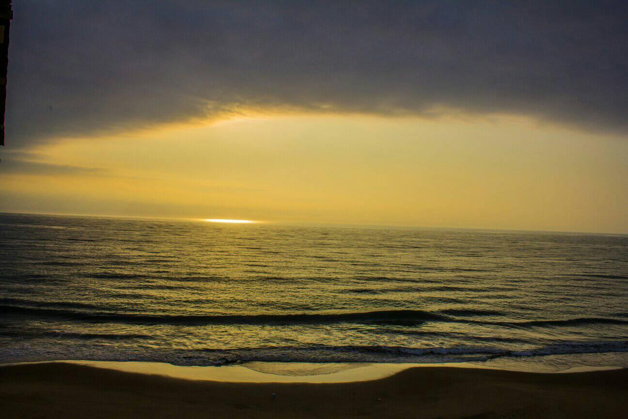 Praia de Tômbwa ao entardecer